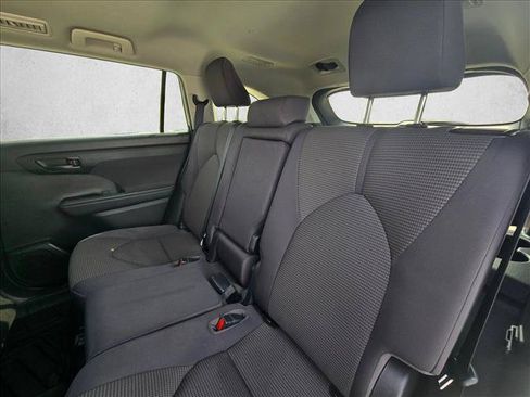 Used 2022 Toyota Highlander LE FWD image 18