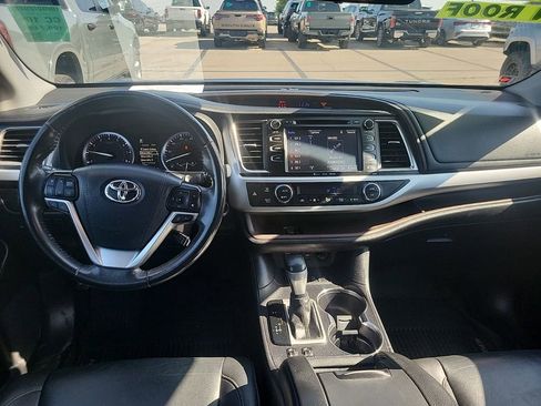 Used 2019 Toyota Highlander XLE image 3
