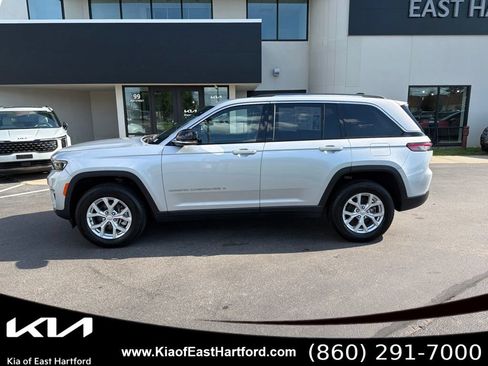 Used 2023 Jeep Grand Cherokee Limited AWD/4WD image 2