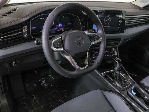 Used 2026 Volkswagen Jetta SE FWD image 3