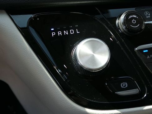 Used 2023 Chrysler Pacifica Touring-L FWD image 22