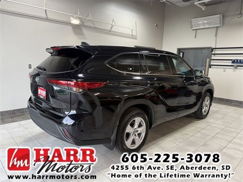 Used 2022 Toyota Highlander LE image 4