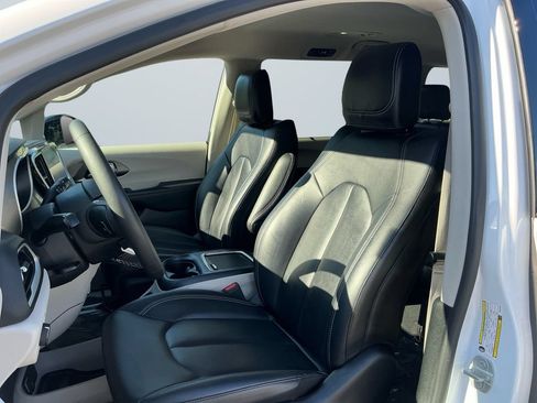 Used 2024 Chrysler Pacifica Touring-L FWD image 10
