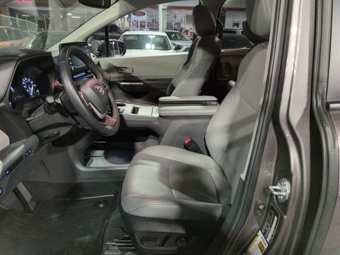 Used 2024 Toyota Sienna XLE image 9