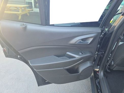 Used 2025 Chevrolet Trax LT w/ LT Convenience Package FWD image 26