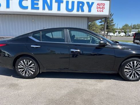 Used 2025 Nissan Altima 2.5 SV FWD image 10