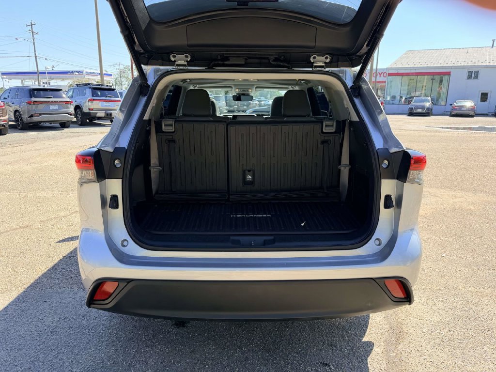Certified 2021 Toyota Highlander XLE AWD/4WD image 15