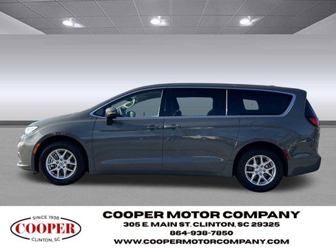Used 2023 Chrysler Pacifica Touring-L image 4