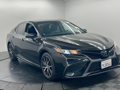 Used 2024 Toyota Camry SE FWD image 3