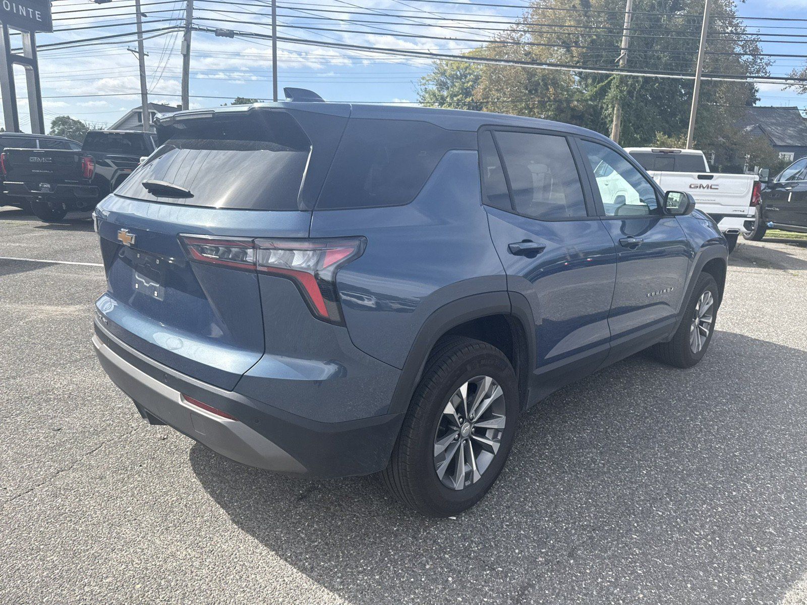 Used 2026 Chevrolet Equinox LT AWD/4WD image 3
