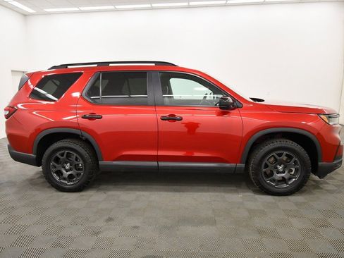 Certified 2025 Honda Pilot TrailSport image 9