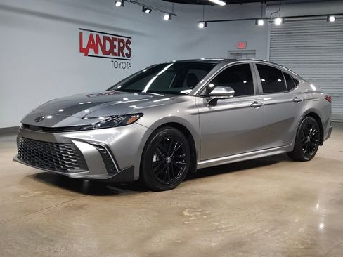 Certified 2025 Toyota Camry SE FWD image 3