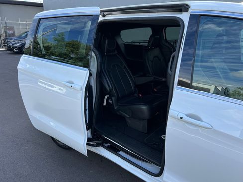 Used 2025 Chrysler Pacifica Select image 50