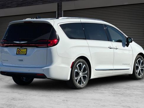New 2026 Chrysler Pacifica Pinnacle image 4