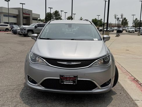 Used 2018 Chrysler Pacifica Touring-L FWD image 3