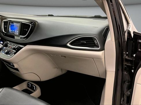 Used 2018 Chrysler Pacifica Touring-L FWD image 26