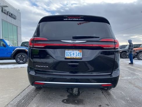 Used 2024 Chrysler Pacifica Touring-L FWD image 6
