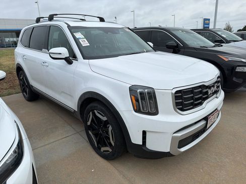 Used 2025 Kia Telluride S image 3