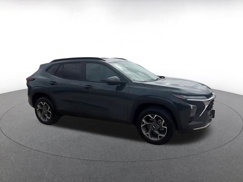 Used 2025 Chevrolet Trax LT FWD image 2