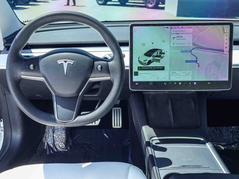 Used 2022 Tesla Model 3 Performance image 3