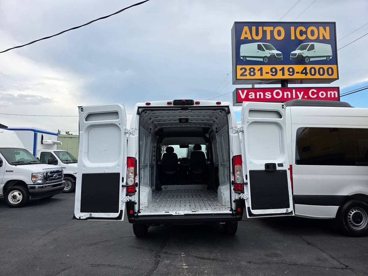 Used 2024 RAM ProMaster 2500 w/ Convenience Group FWD image 12