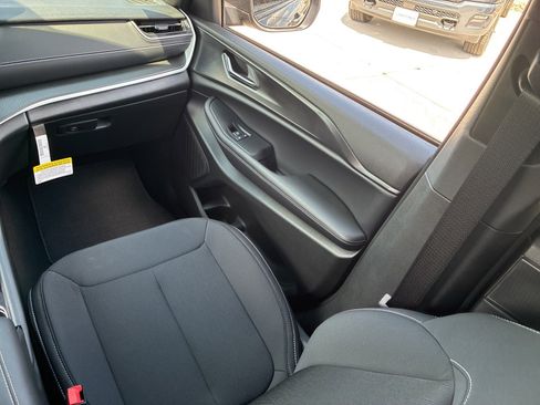 New 2025 Jeep Grand Cherokee Laredo X w/ Luxury Tech Group I image 17