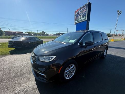 Used 2023 Chrysler Pacifica Touring-L FWD image 8
