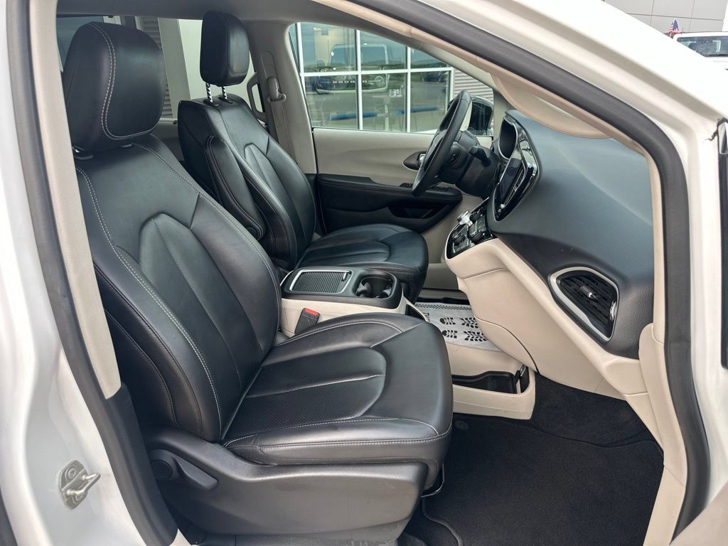 Used 2024 Chrysler Pacifica Touring-L FWD image 33