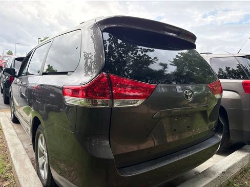 Used 2013 Toyota Sienna LE FWD image 4