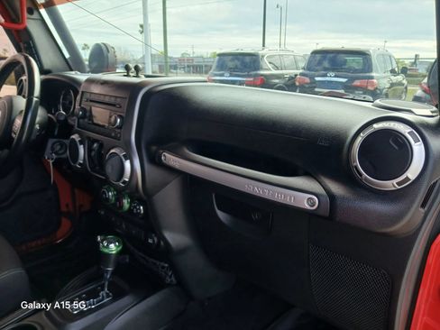 Used 2015 Jeep Wrangler Unlimited Sahara w/ Connectivity Group AWD/4WD image 17