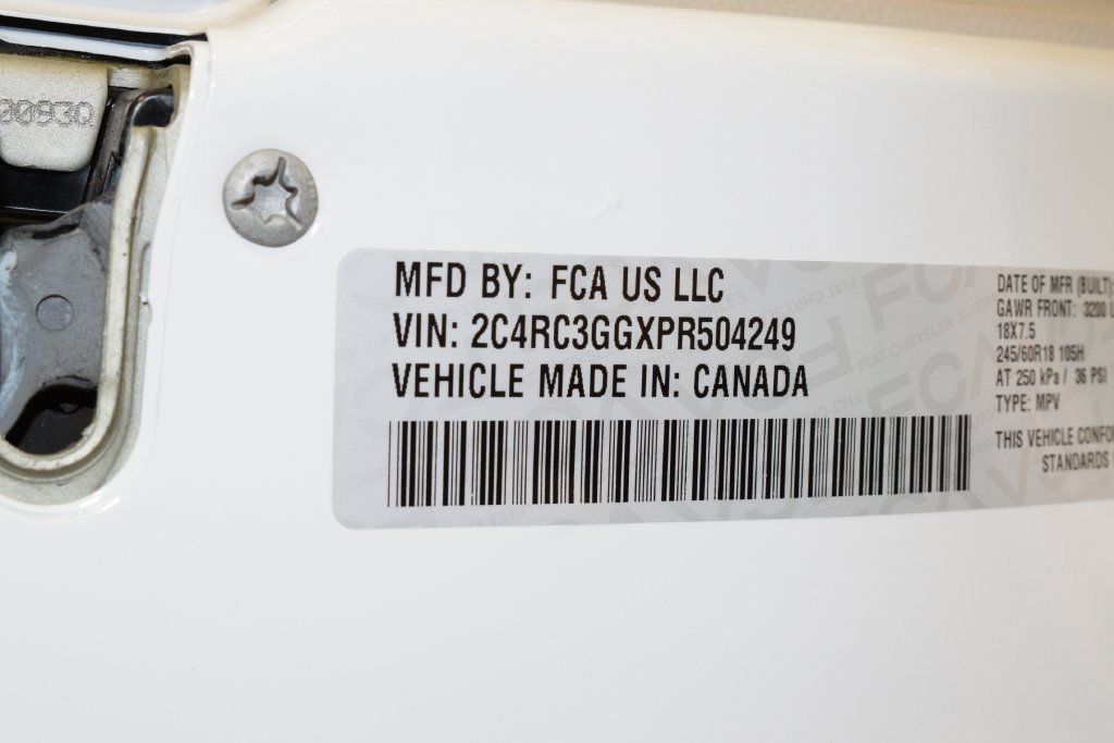 Used 2023 Chrysler Pacifica Limited AWD/4WD image 38