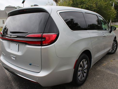 Used 2024 Chrysler Pacifica Select image 18