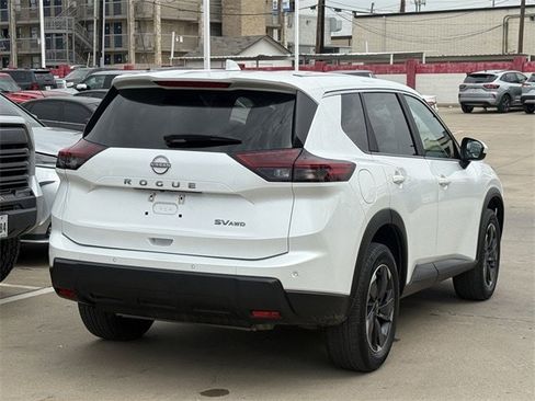 Used 2024 Nissan Rogue SV image 4