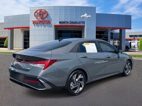Used 2025 Hyundai Elantra Limited FWD image 6