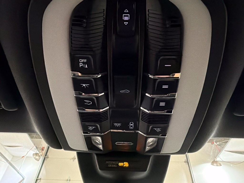 Used 2024 Porsche Macan AWD/4WD image 24