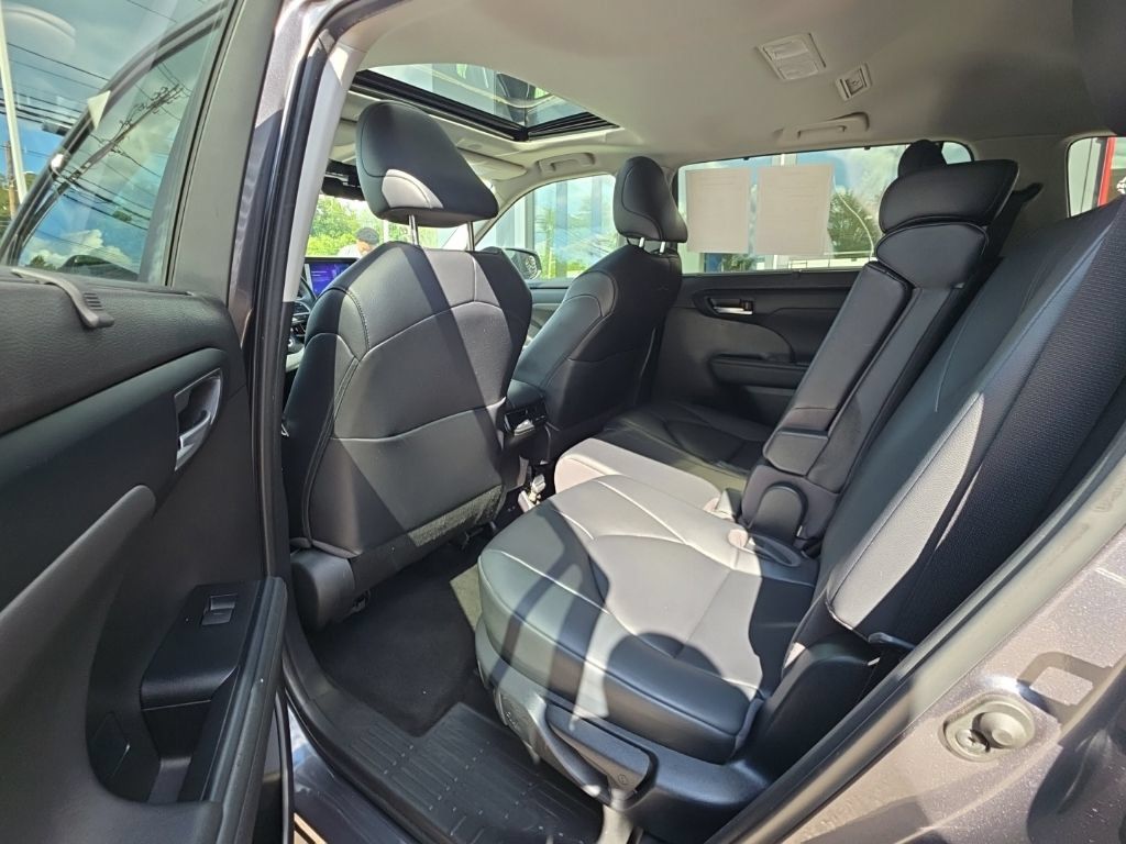Used 2023 Toyota Highlander XLE AWD/4WD image 12