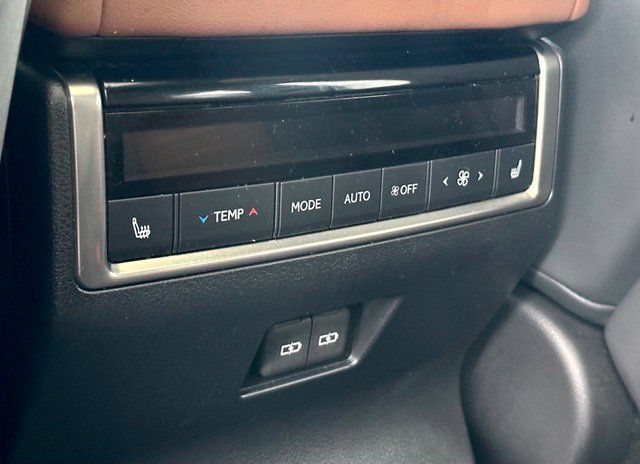 Used 2024 Lexus GX 550 w/ Accessory Package (31) AWD/4WD image 33