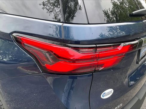 Used 2022 Chevrolet Traverse LT FWD image 31