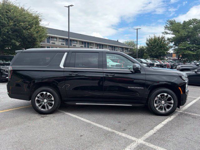 Used 2025 Chevrolet Suburban LT w/ Comfort Package AWD/4WD image 9