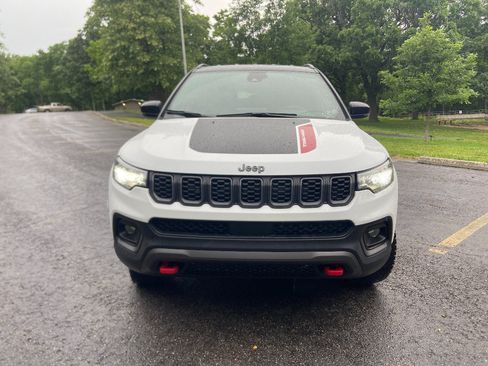 Used 2025 Jeep Compass Trailhawk AWD/4WD image 2