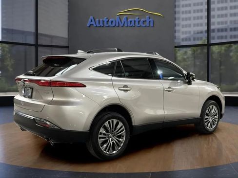 Used 2024 Toyota Venza XLE image 10
