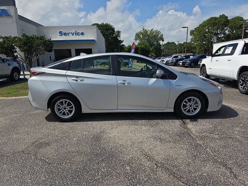 Used 2017 Toyota Prius Two FWD image 3