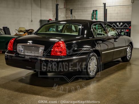 Used 2010 Lincoln Town Car Signature Limited image 8