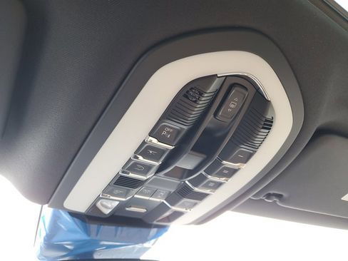 Used 2025 Porsche Macan image 38