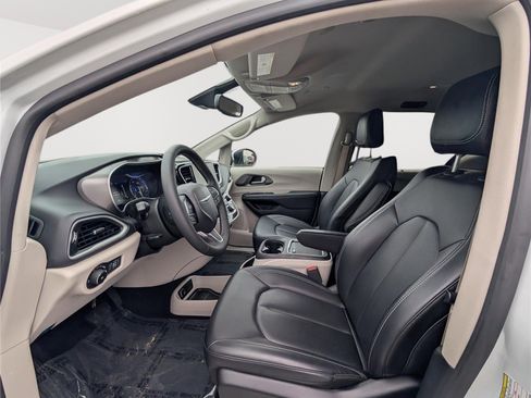 Used 2023 Chrysler Pacifica Touring-L FWD image 15