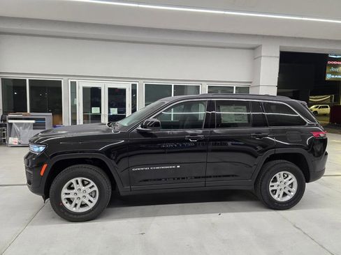New 2025 Jeep Grand Cherokee Laredo w/ Luxury Tech Group I RWD image 3