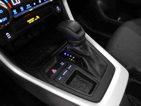 Used 2021 Toyota RAV4 XLE w/ Convenience Package FWD image 32