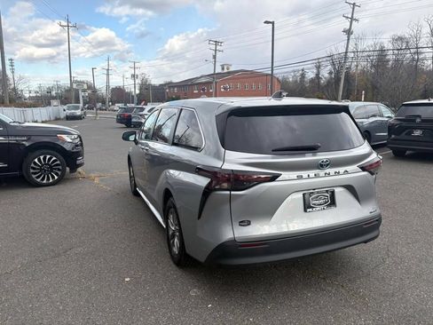 Used 2024 Toyota Sienna LE FWD image 8