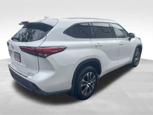Used 2022 Toyota Highlander XLE AWD/4WD image 5
