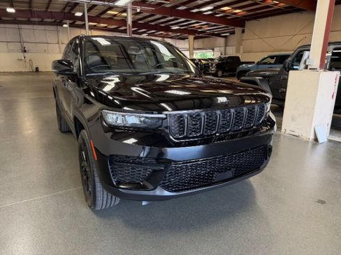 Used 2024 Jeep Grand Cherokee Altitude AWD/4WD image 7